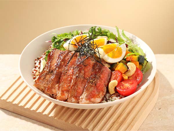 嫩烤牛排藜麦鲜蔬能量碗.jpg