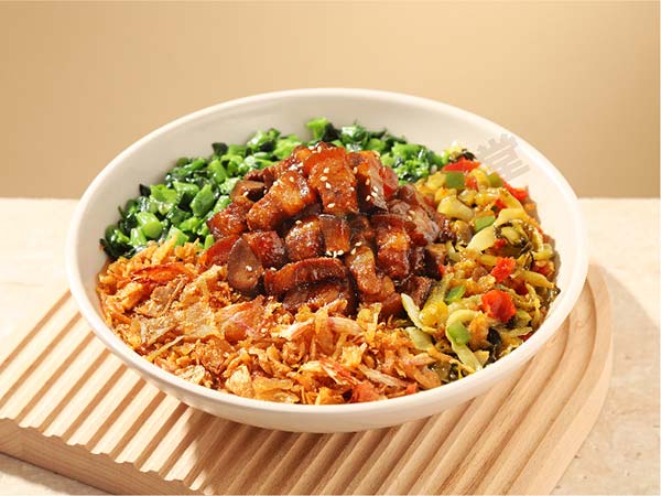 6938fd26038c7.jpg 双椒酸菜卤肉拌饭.jpg